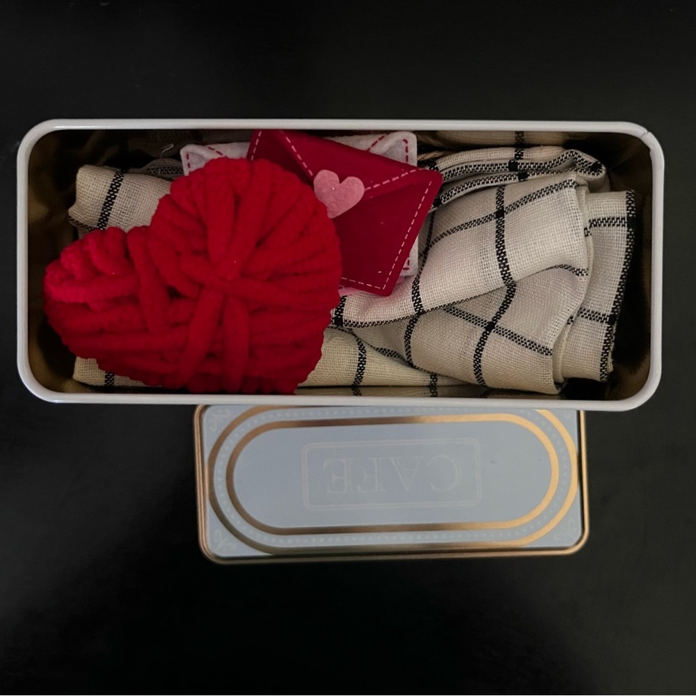 Bullseye Spring Time ‘Cafe’ Storage Tin Container - Picture 8 of 13